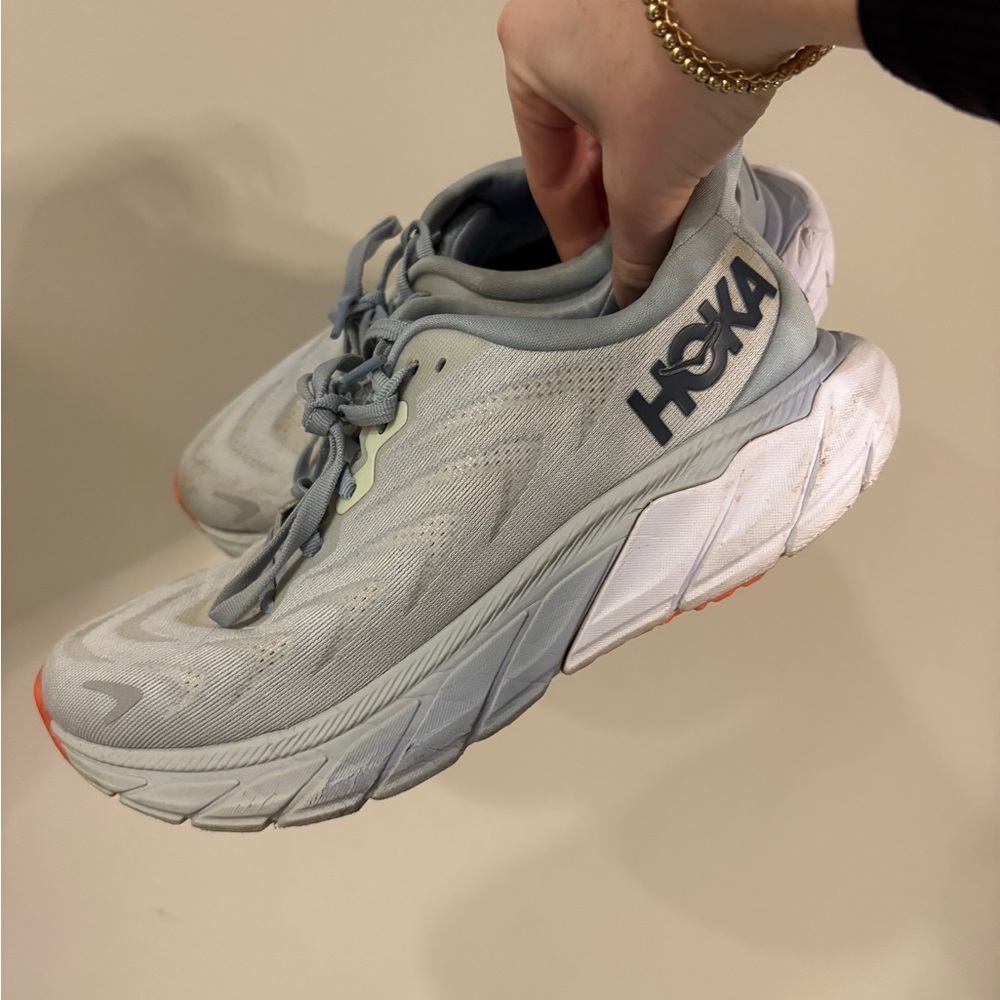 Hoka Arahi 6 Athletic Shoes